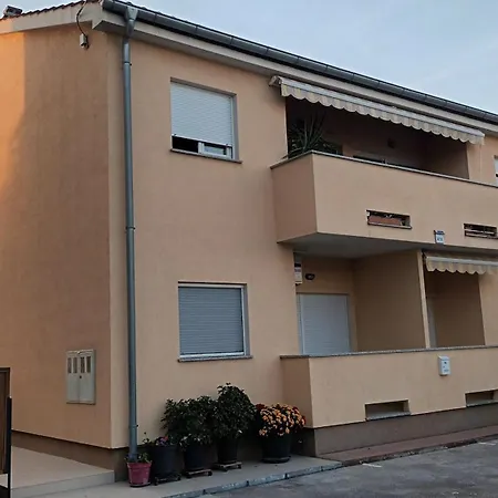 Apartment Sandra - Free Private Parking And Garden *
