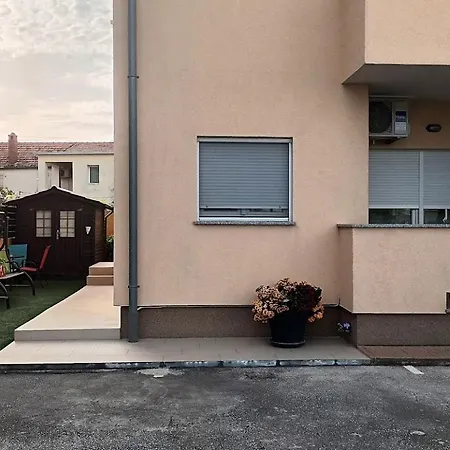 Apartment Sandra - Free Private Parking And Garden