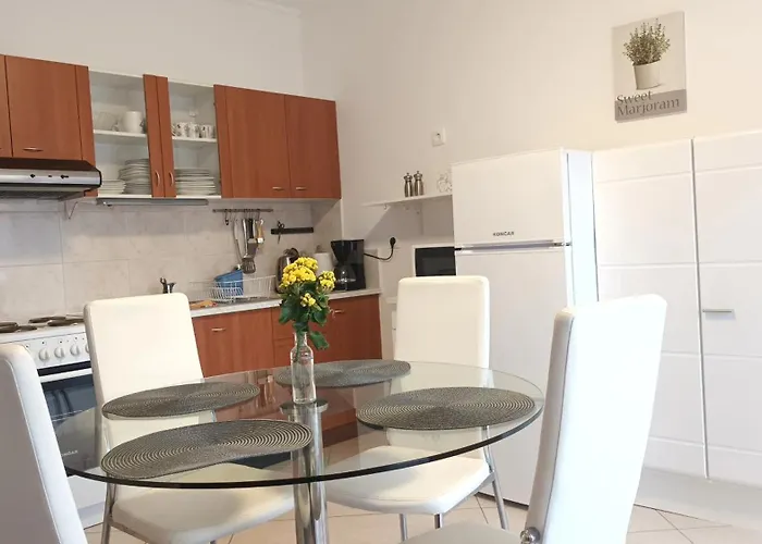 Sandra -private Parking And Garden شقة *