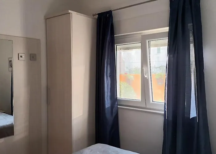 Sandra -private Parking And Garden