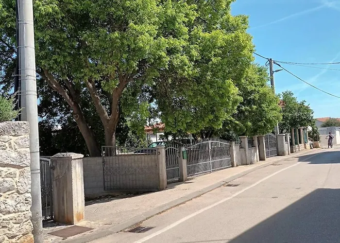 Sandra -private Parking And Garden زادار