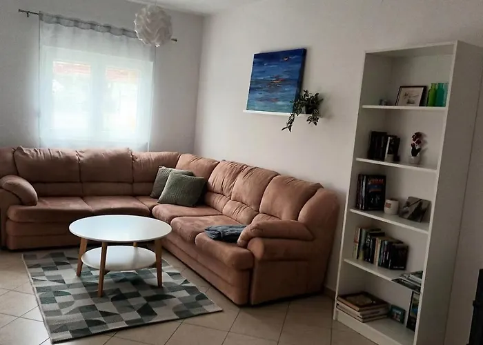 Sandra -private Parking And Garden زادار